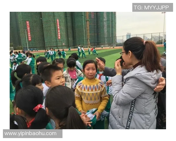 高档足球明星水晶相框精美设计完美呈现运动激情与荣耀瞬间